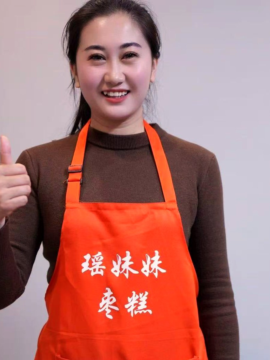 瑶妹妹在围裙前,竖起大拇指